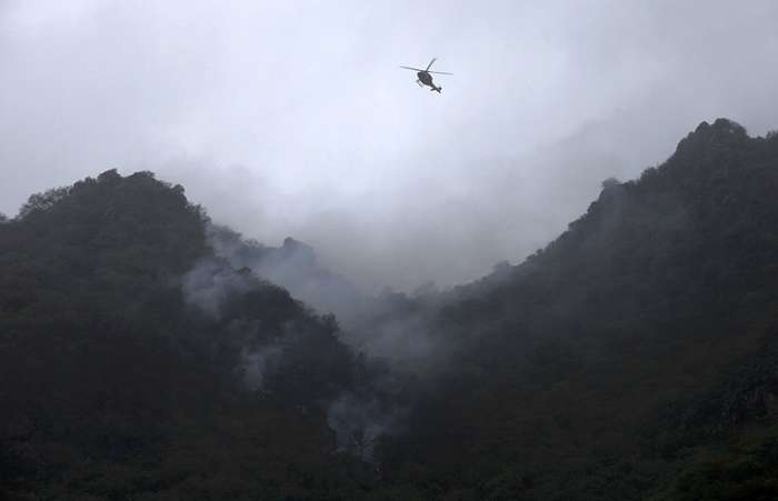 Fumaça no local do acidente do Airblue nos arredores de Islamabad, no Paquistão