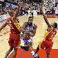 Shane Battier e Aaron Brooks, do Rockets, saltam para impedir arremesso de Baron Davis, do Clippers