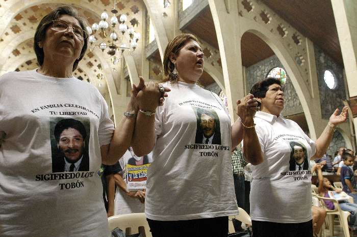 Familiares de Sigifredo López rezam durante ação de libertação de reféns. Ele deve ser resgatado 4ª
