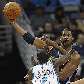 Nenê, do Denver Nuggets, tenta o passe contra a marcação de Darren Collison, do New Orleans Hornets