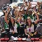 Após bi olímpico, seleção feminina de vôlei chega ao Brasil e desfila em carro aberto Após bi olímpico, seleção feminina de vôlei chega ao Brasil e desfila em carro aberto