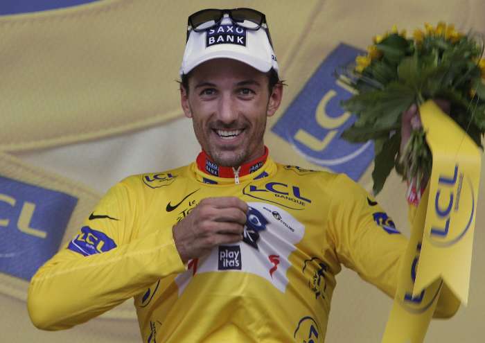 Fabian Cancellara exibe a camiseta de líder da Volta da França de ciclismo