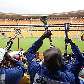 Operários que ganharam ingressos da Copa do Mundo 2010 tocam suas vuvuzelas, no Soccer City, África Operários que ganharam ingressos da Copa do Mundo 2010 tocam suas vuvuzelas, no Soccer City, África