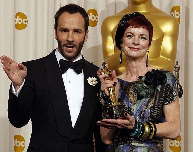 Powell com a estatueta de Melhor Figurino com o filme A Jovem Victoria