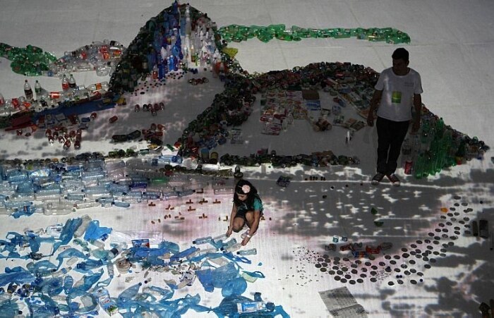 Voluntários doam lixo para montar a obra do artísta plástico Vick Muniz, na Cúpula dos Povos