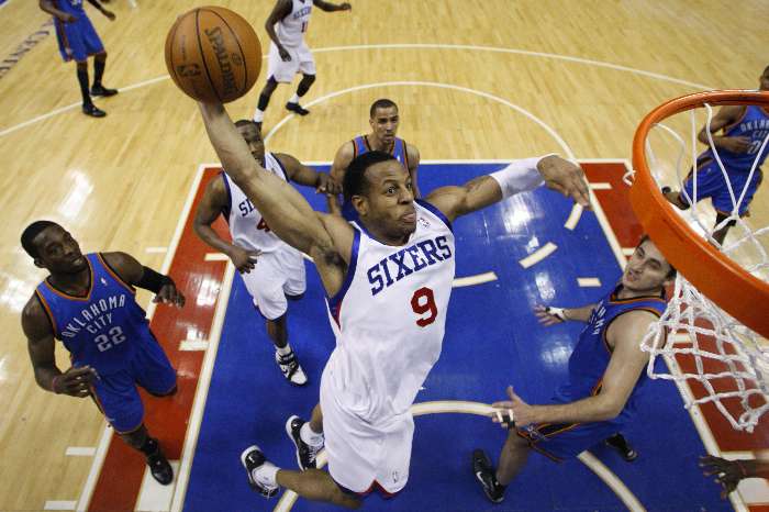 Andre Iguodala, do Philadelphia 76ers, salta para a enterrada na derrota para Oklahoma City Thunder
