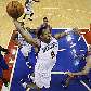 Andre Iguodala, do Philadelphia 76ers, salta para a enterrada na derrota para Oklahoma City Thunder
