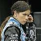 Danica Patrick observa treino enquanto se prepara para entrar no carro Danica Patrick observa treino enquanto se prepara para entrar no carro