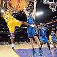 Kobe Bryant, do LA Lakers, salta para arremesso contra a marcação de Nick Collison, do Oklahoma City Kobe Bryant, do LA Lakers, salta para arremesso contra a marcação de Nick Collison, do Oklahoma City