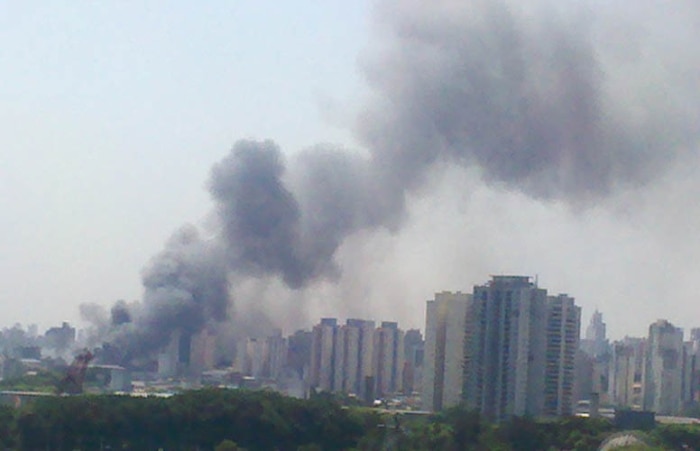 Incêndio atinge prédio abandonado e favela da região central de São Paulo