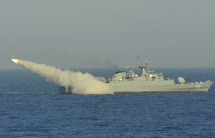 Frota iraniana lança missil durante treinamento no mar Oman, ao sul do Irã