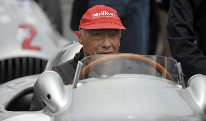 O ex-piloto Niki Lauda posa com um Mercedes em evento na Alemanha