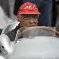 O ex-piloto Niki Lauda posa com um Mercedes em evento na Alemanha