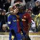 Messi faz gol e é abraçado por Eto