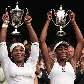As irmãs Serena e Venus Williams erguem os troféus de campeãs de duplas em Wimbledon