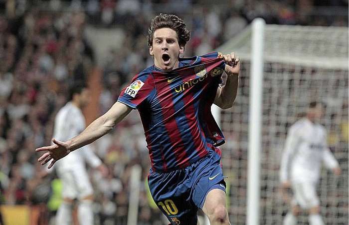Lionel Messi comemora o primeiro gol da vitória do Barcelona por 2 a 0 sobre o Real, pelo Espanhol
