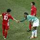 Cumprimento de Yong-jo, da Coreia do Norte, e Drogba, da Costa do Marfim Cumprimento de Yong-jo, da Coreia do Norte, e Drogba, da Costa do Marfim