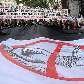 Participantes carregam bandeira com a frase 