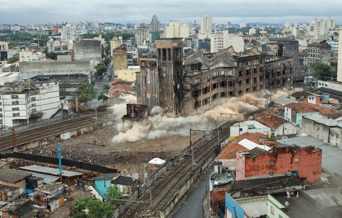Implosão do edifício da Favela do Moinho