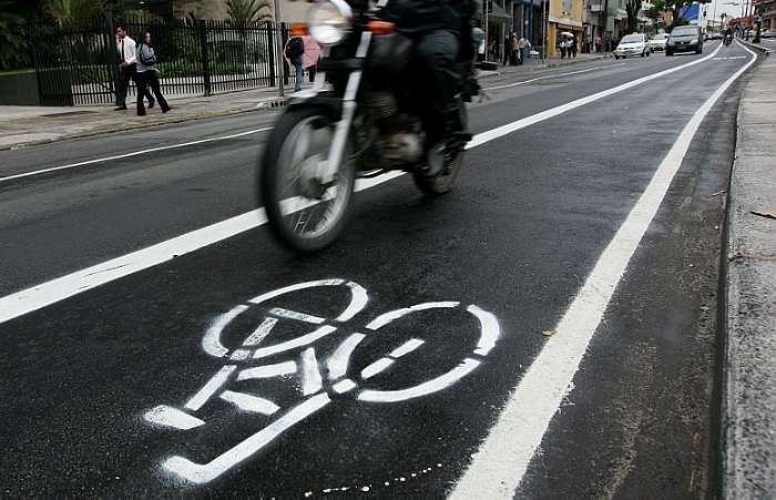 Ciclistas marcam ciclovia na nova motofaixa da Rua Vergueiro, em São Paulo