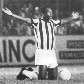 Pelé se ajoelha no gramado da Vila Belmiro pela última vez na carreira Pelé se ajoelha no gramado da Vila Belmiro pela última vez na carreira