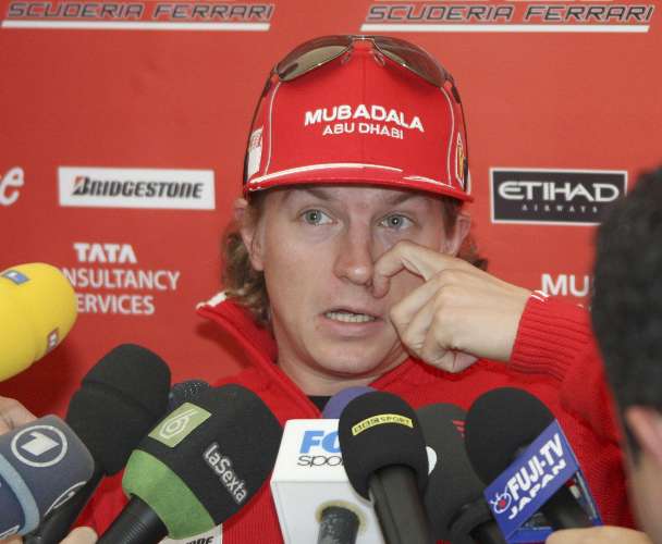 Kimi Raikkonen encara jornalistas de todo o mundo antes do GP do Japão