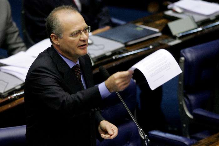Renan Calheiros renuncia à presidência do Senado