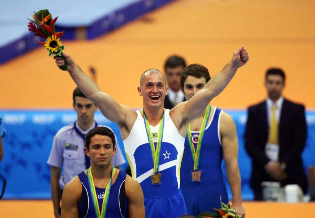 No lugar mais alto do pódio, Diego Hypólito comemora ouro inédito