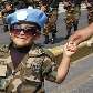 Ricardo Garcia segura a mão de sua mãe durante parada militar em San Salvador, El Salvador Ricardo Garcia segura a mão de sua mãe durante parada militar em San Salvador, El Salvador