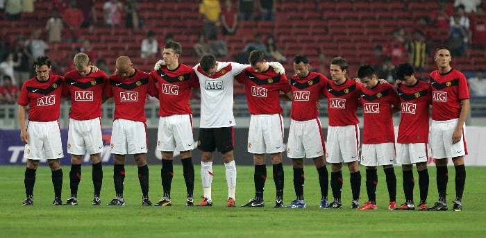 Na Malásia, jogadores do Manchester prestam um minuto de silêncio 