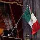 Presidente Felipe Calderón agita bandeira do México na sede do governo Presidente Felipe Calderón agita bandeira do México na sede do governo