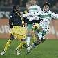 Tinga, do B. Dortmund, e Diego, do W. Bremen, disputam bola
