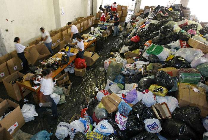 Voluntários organizam as roupas, doadas por moradores de SP, a serem levadas para Santa Catarina