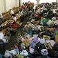 Voluntários organizam as roupas, doadas por moradores de SP, a serem levadas para Santa Catarina