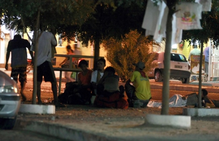 Mini-cracolândia sob as árvores em frente à Rodoviaria  da cidade de Petrolina (PE)