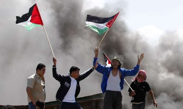 Jovens palestinos participam do protesto pelo Dia da Terra, perto da Cidade de Gaza