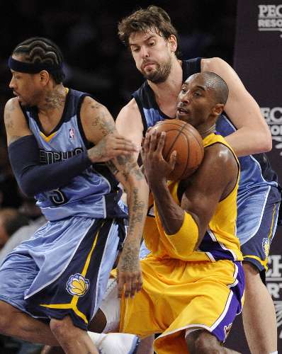 Kobe Bryant, dos Lakers, tenta segurar a bola contra Marc Gasol e Allen Iverson, dos Grizzlies