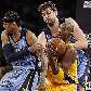 Kobe Bryant, dos Lakers, tenta segurar a bola contra Marc Gasol e Allen Iverson, dos Grizzlies