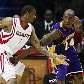 Kobe Bryant, do LA Lakers, tenta impedir que Trevor Ariza, do Houston Rockets, lhe roube a bola