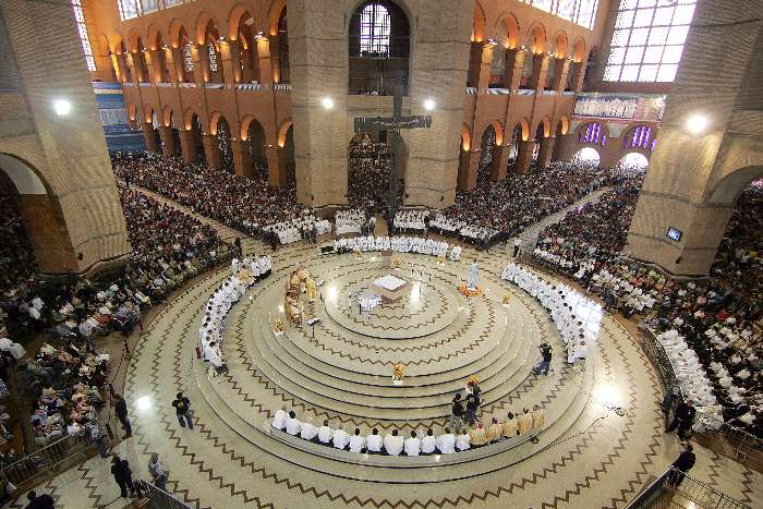 Cada missa é assistida por 43 mil pessoas, que é a lotação da igreja