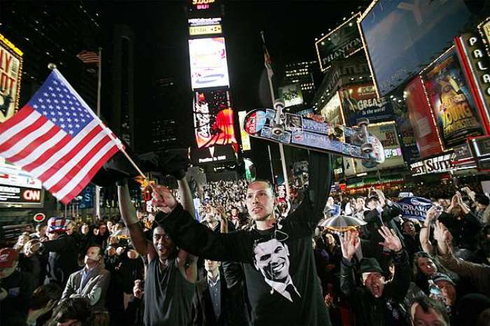Americanos comemoram a vitória de Obama na Times Square, em Nova York