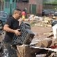 Moradores juntam os objetos perdidos na enchente para bloquear Avenida Presidente Coelho Branco Moradores juntam os objetos perdidos na enchente para bloquear Avenida Presidente Coelho Branco