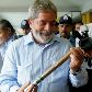 Lula observa charuto que ganhou na Nicarágua