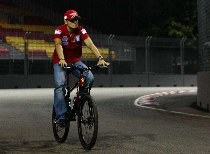 Giancarlo Fisichella passeia de bicicleta pelo circuito de Cingapura