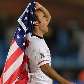 O autor do gol norte-americano, Donovan, segura bandeira de seu país ao final do jogo O autor do gol norte-americano, Donovan, segura bandeira de seu país ao final do jogo