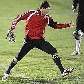 Casillas se prepara para chutar a bola em treino da seleção espanhola Casillas se prepara para chutar a bola em treino da seleção espanhola