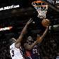 James Jones passa pelo marcador Dwyane Wade na vitória do Atlanta James Jones passa pelo marcador Dwyane Wade na vitória do Atlanta