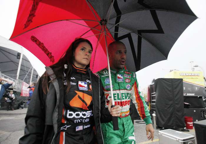 Danica Patrick divide guarda-chuva com o companheiro Tony Kanaan, em Toronto