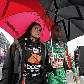 Danica Patrick divide guarda-chuva com o companheiro Tony Kanaan, em Toronto