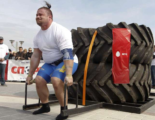 Ucraniano tenta levantar 300Kg na competição de levantamento de peso Minsk Open Cup